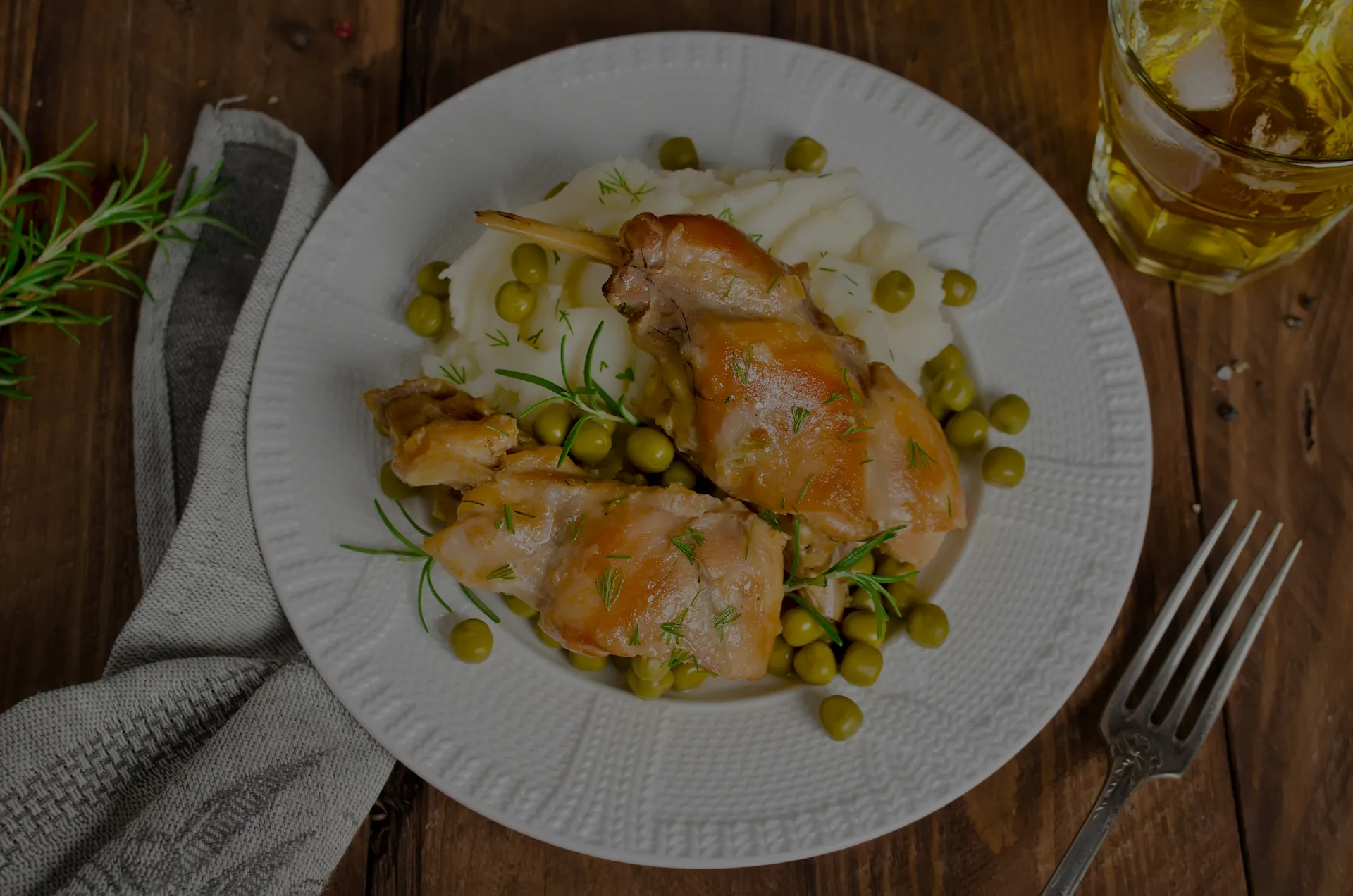 Cuisses de lapin rôties, pommes de terre et romarin